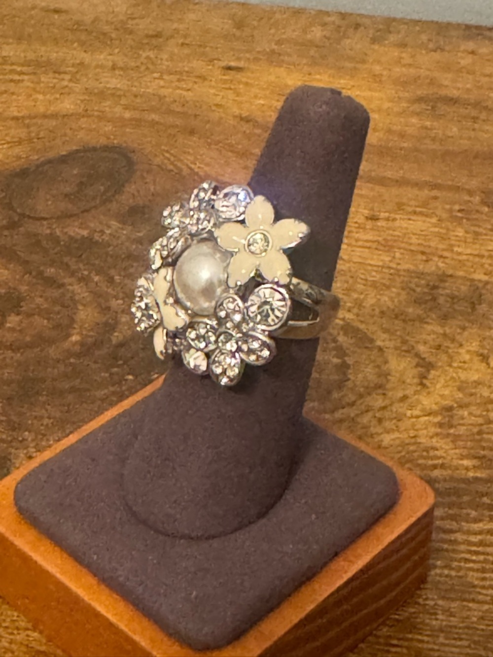 Lia Sophia Silver Tone Floral Rhinestone Enamel Pearl Statement‎ Ring Size 7 - Picture 2 of 10